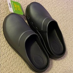 Unworn Grey Oofos Clogs